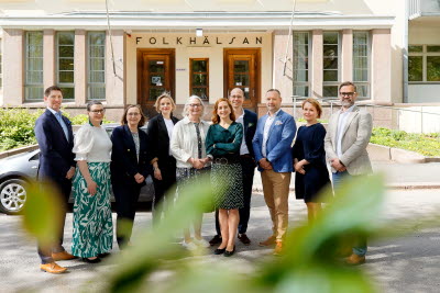 Samfundet Folkhälsans ledningsgrupp. Fr.v. Niclas Forsström, Karin Lassenius (ledningens assistent), Anna-Elina Lehesjoki, Anna Litonius, (Viveca Hagmark, pensionerad), Anna Hellerstedt, Niklas Talling, Johan Johansson, Minna Smedsten, Tomas Järvinen