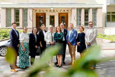Samfundet Folkhälsans ledningsgrupp. Fr.v. Niclas Forsström, Karin Lassenius (ledningens assistent), Anna-Elina Lehesjoki, Anna Litonius, Viveca Hagmark, Anna Hellerstedt, Niklas Talling, Johan Johansson, Minna Smedsten, Tomas Järvinen