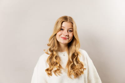 Finlands Lucia 2025 Alexandra Lindqvist. Foto: Folkhälsan/Frida Lönnroos