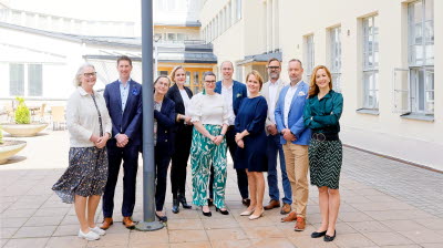 Samfundet Folkhälsans ledningsgrupp. Fr.v. (Viveca Hagmark, pensionerad), Niclas Forsström, Anna-Elina Lehesjoki, Anna Litonius, Karin Lassenius (ledningens assistent), Niklas Talling, Minna Smedsten, Tomas Järvinen, Johan Johansson, Anna Hellerstedt