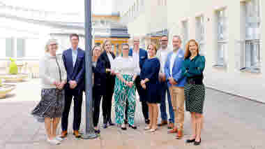 Samfundet Folkhälsans ledningsgrupp. Fr.v. Viveca Hagmark, Niclas Forsström, Anna-Elina Lehesjoki, Anna Litonius, Karin Lassenius (ledningens assistent), Niklas Talling, Minna Smedsten, Tomas Järvinen, Johan Johansson, Anna Hellerstedt
