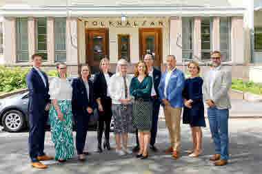 Samfundet Folkhälsans ledningsgrupp. Fr.v. Niclas Forsström, Karin Lassenius (ledningens assistent), Anna-Elina Lehesjoki, Anna Litonius, Viveca Hagmark, Anna Hellerstedt, Niklas Talling, Johan Johansson, Minna Smedsten, Tomas Järvinen