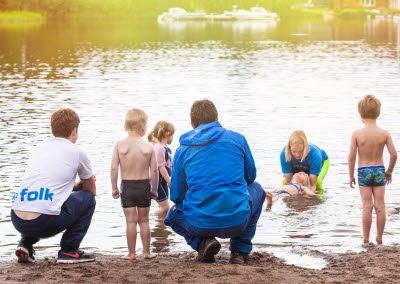 Barn och ledare vid simskola