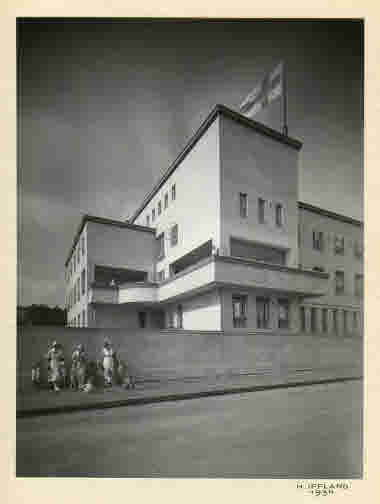 Personal och barn framför Folkhälsans huvudbyggnad 1934. Foto: Folkhälsans arkiv/H. Iffland